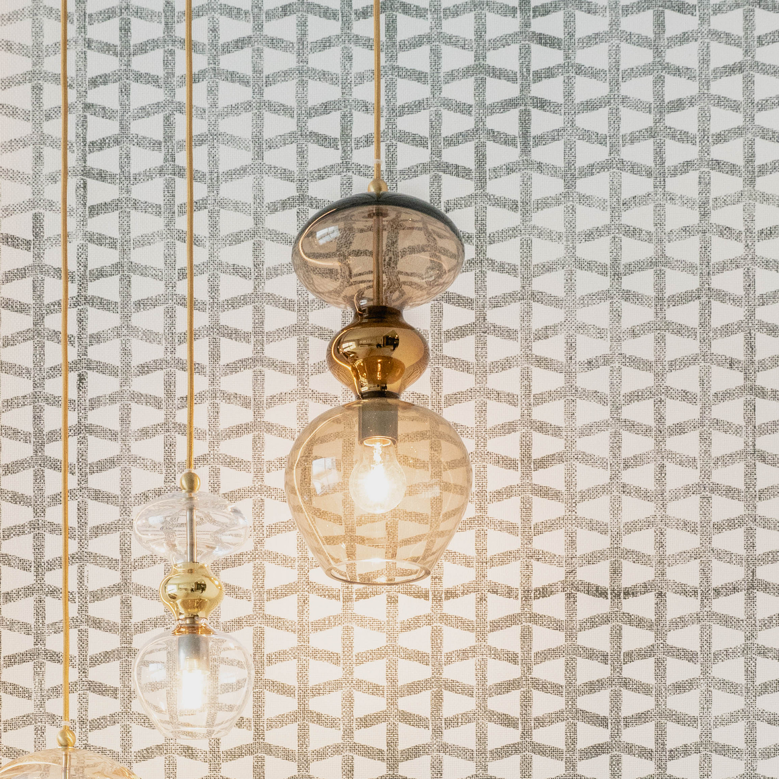 EBB & FLOW pendellampa Futura M, obsidian, glas, Ø 18 cm