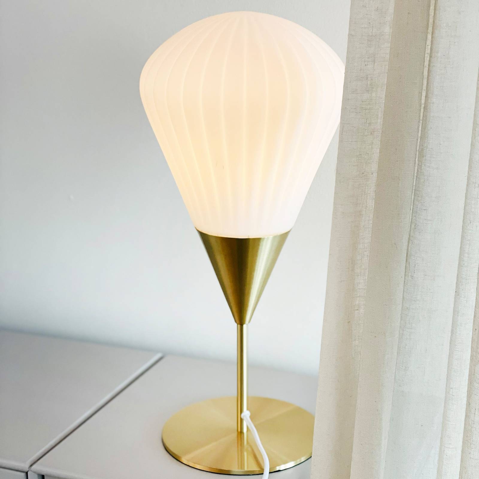 Dyberg Larsen Lampa stołowa Ballon, biała/kolor mosiądzu, 46 cm