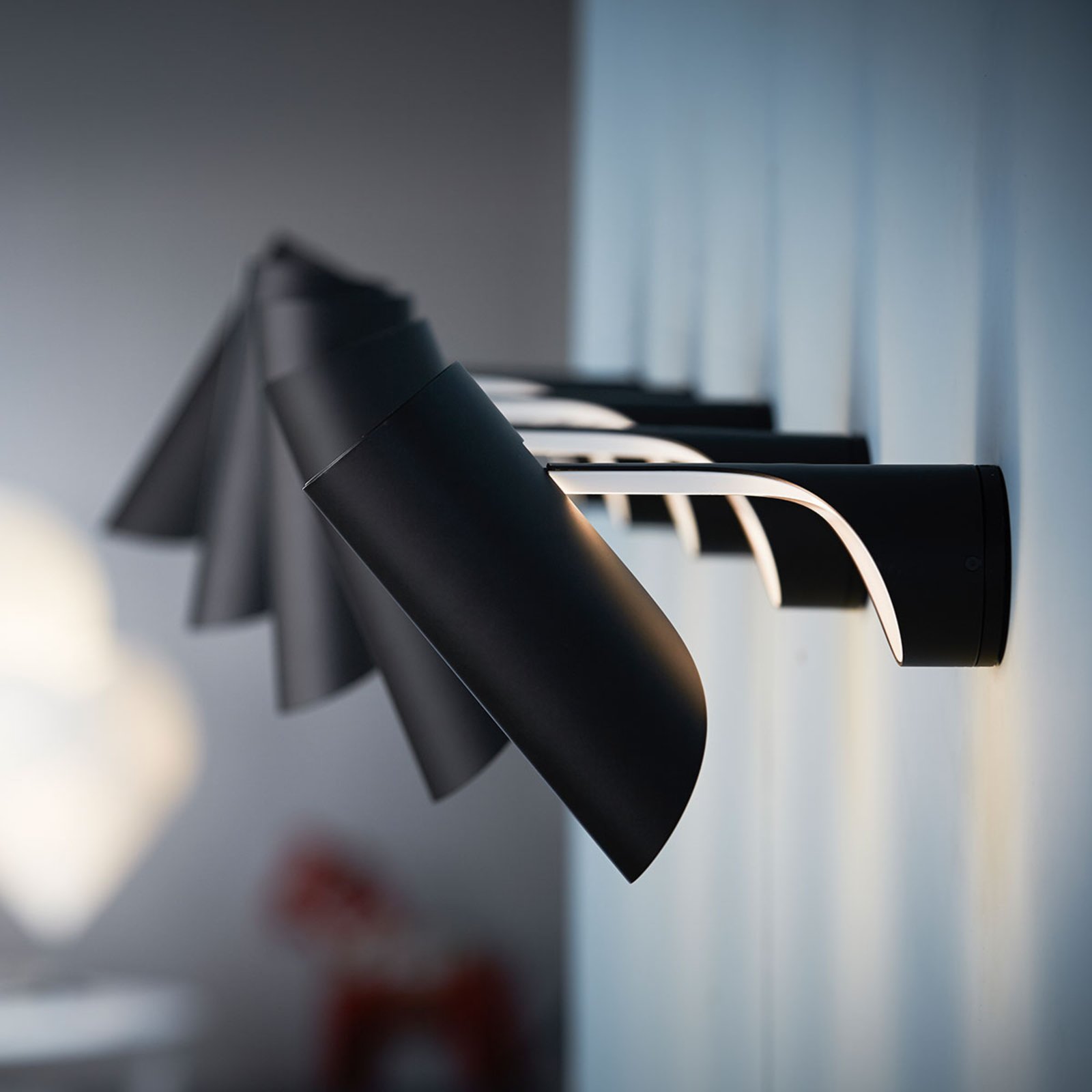 LE KLINT Mutatio - Designer-Wandlampe mit Stecker