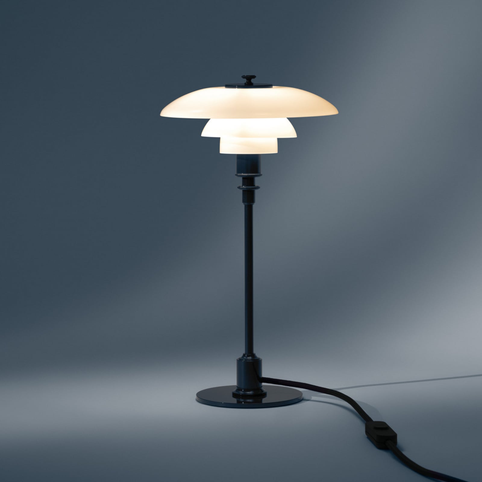 PH 2/1 pöytälamppu, halkaisija 20 cm, tummansininen – Louis Poulsen PH 2/1 pöytälamppu, halkaisija 20 cm, tummansininen – Louis Poulsen