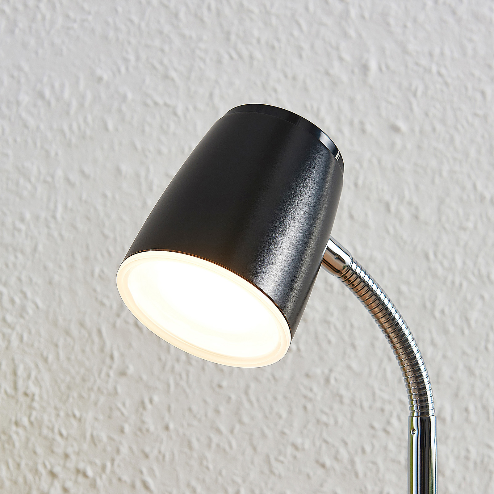 Lindby Jegor lámpara de mesa LED en negro