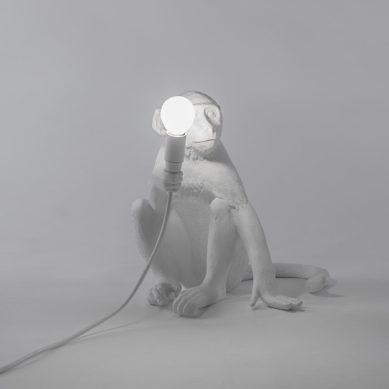 SELETTI Monkey Lamp LED-Dekoleuchte weiß sitzend