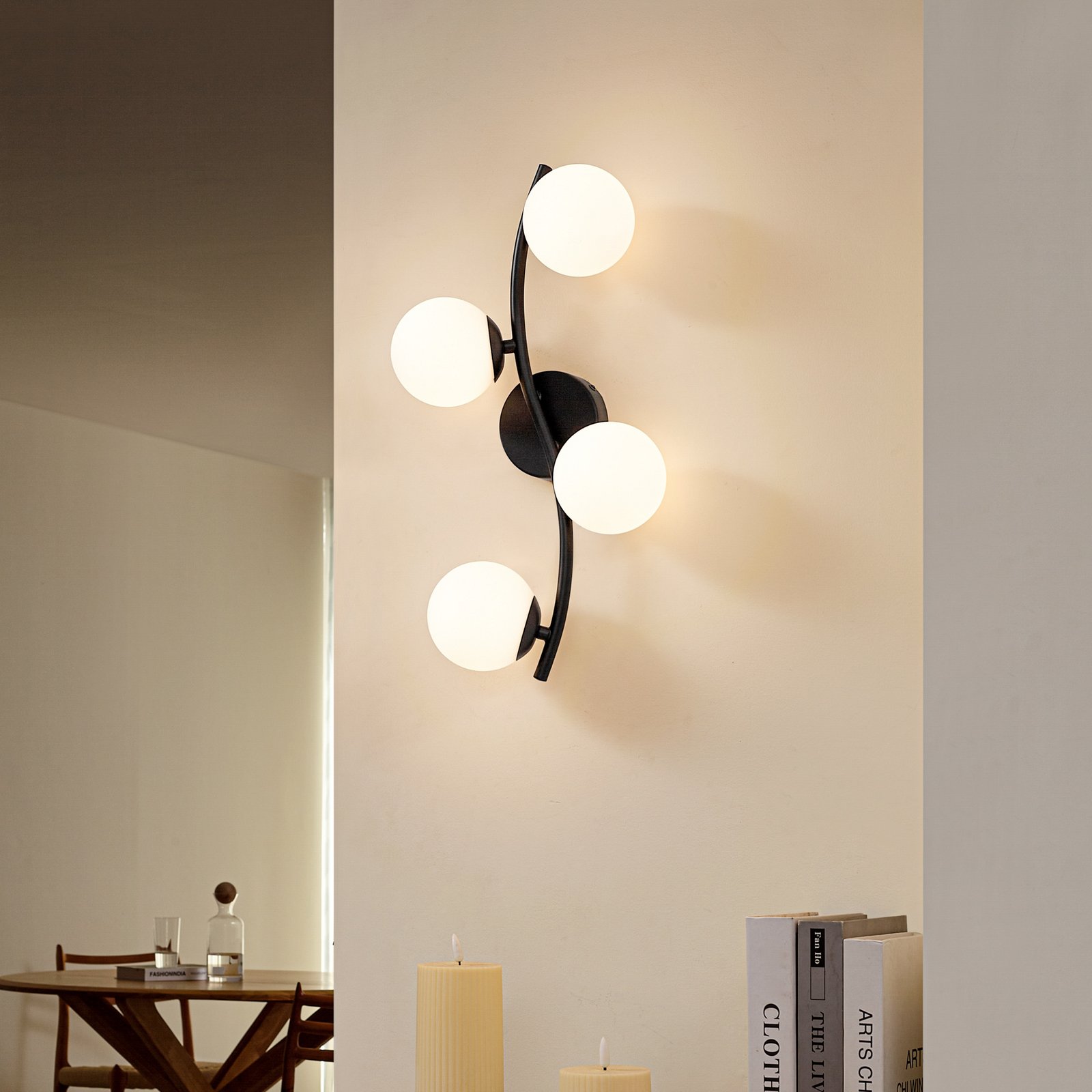 Lindby vägglampa Josiana, opal/svart, 48 cm, kula, glas
