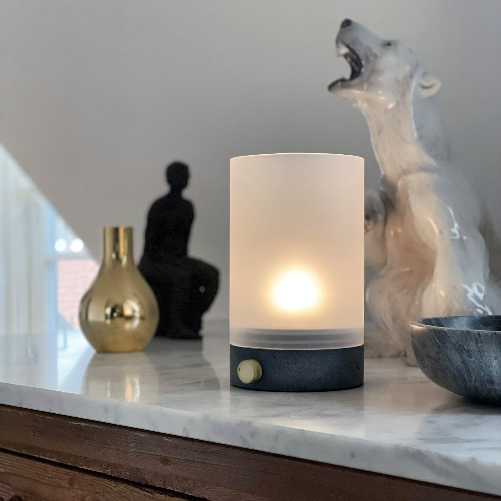 Candeeiro de mesa LED recarregável Dyberg Larsen Cozy, altura 20,5 cm, betão