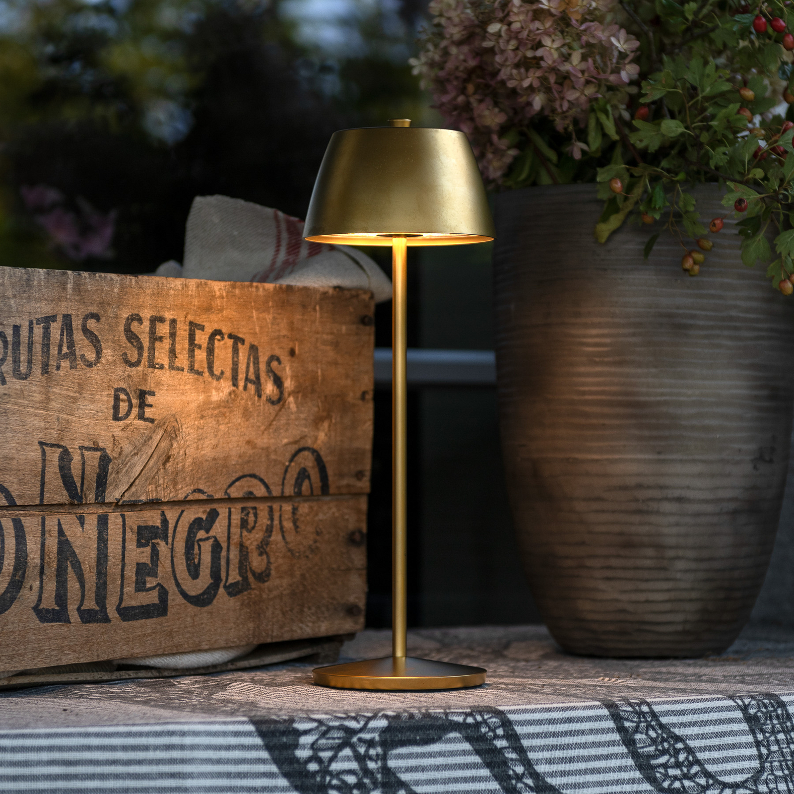 LED tafellamp op accu Eze, matgoud, 32 cm, IP54, USB