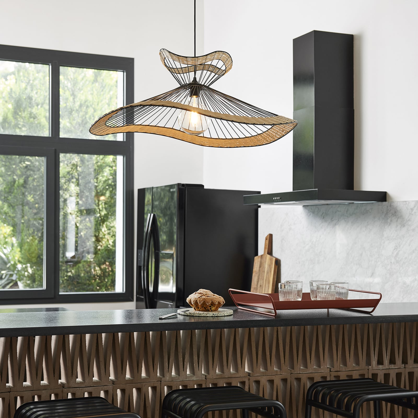 Pakabinamas šviestuvas „Mekong“, juodos spalvos, aukštis 30 cm, metalas/rotangas Pakabinamas šviestuvas „Mekong“, juodos spalvos, aukštis 30 cm, metalas/rotangas