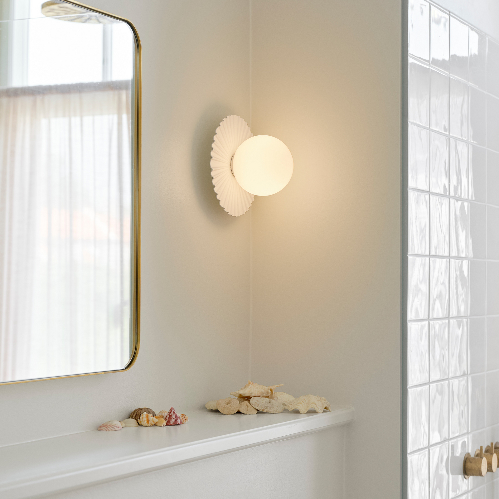 Lampa ścienna Nuura Liila Muuse, Ø 20 cm IP44, biały/opalowy