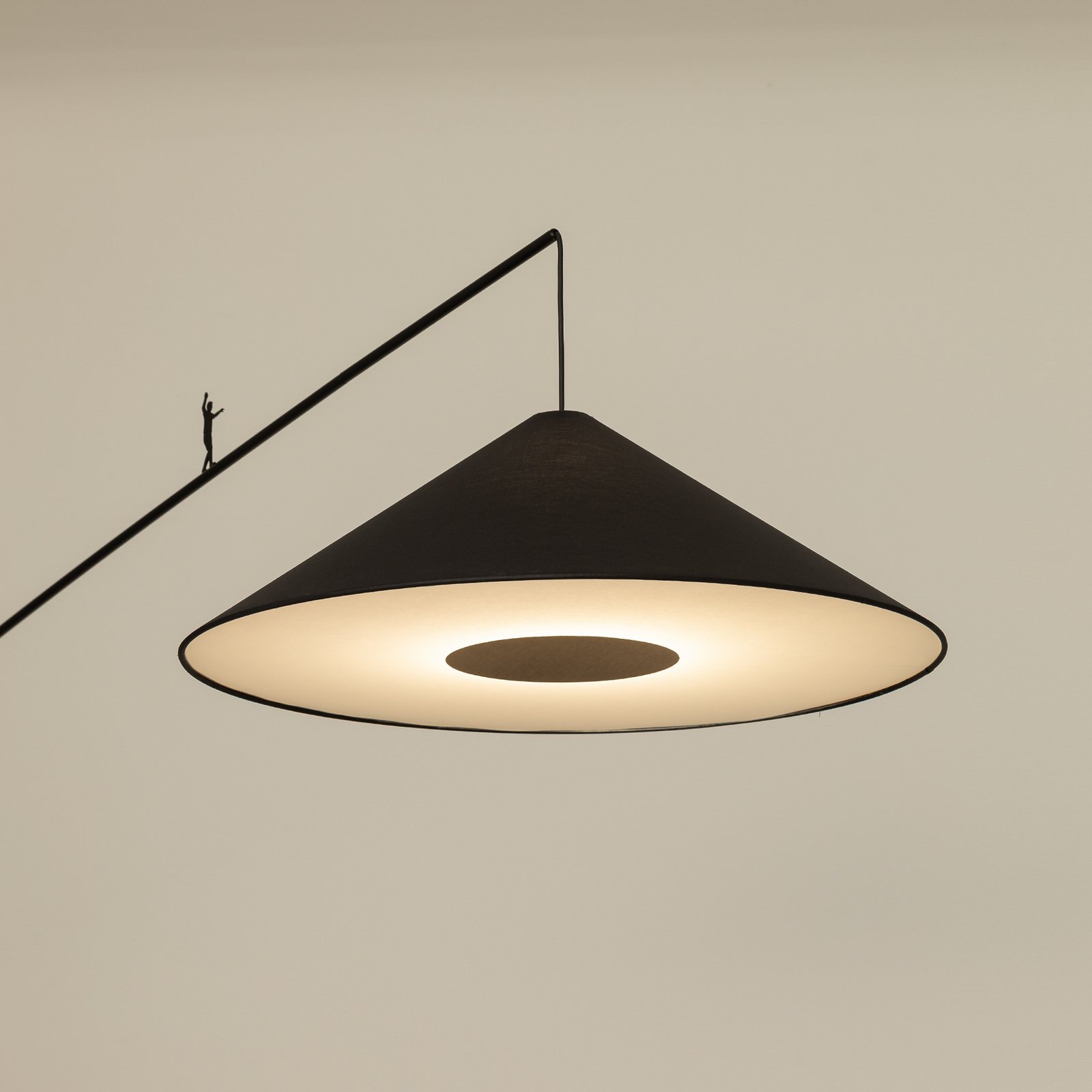 Bogenleuchte Poise, schwarz, Stahl, Textil, Ausladung 260 cm Bogenleuchte Poise, schwarz, Stahl, Textil, Ausladung 260 cm