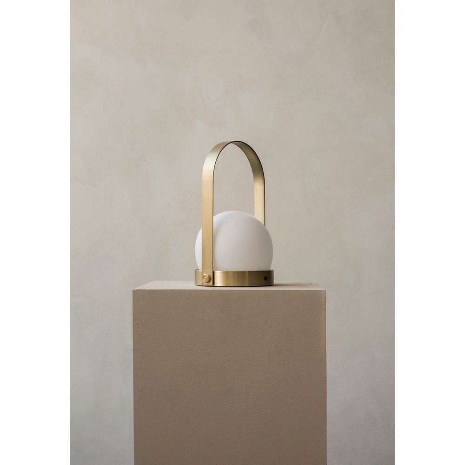 Carrie Portable Stolová Lampa Brass - Audo Copenhagen