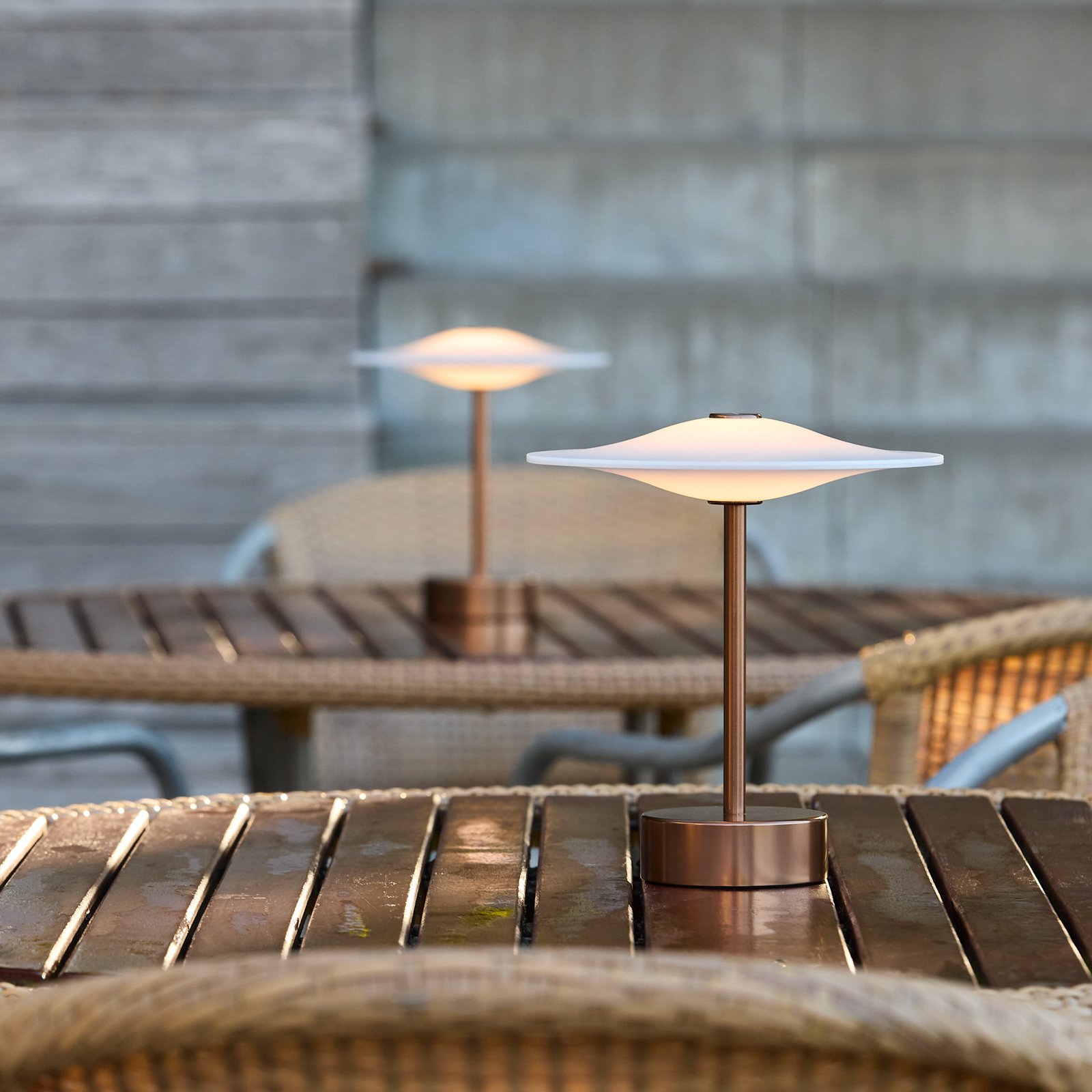 Sinus 22 bærbar LED-bordlampe, bronse, IP44 – Piet Hein Sinus 22 bærbar LED-bordlampe, bronse, IP44 – Piet Hein