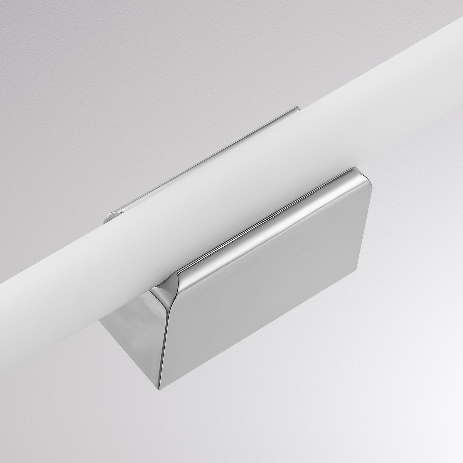 Kinkiet LED VINA M, kolor chrom, szerokość 60 cm, IP44, CCT Kinkiet LED VINA M, kolor chrom, szerokość 60 cm, IP44, CCT