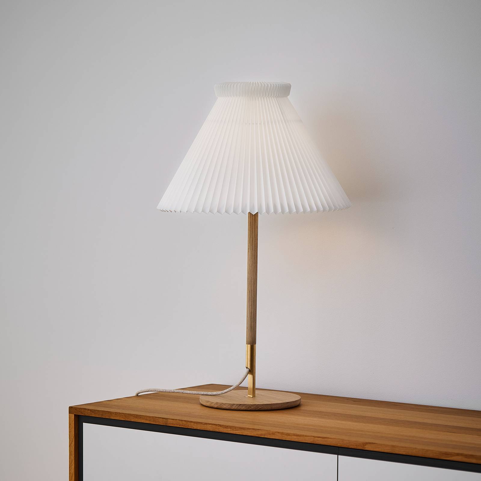 Stolová lampa LE KLINT LK80 so skladaným tienidlom, svetlý dub