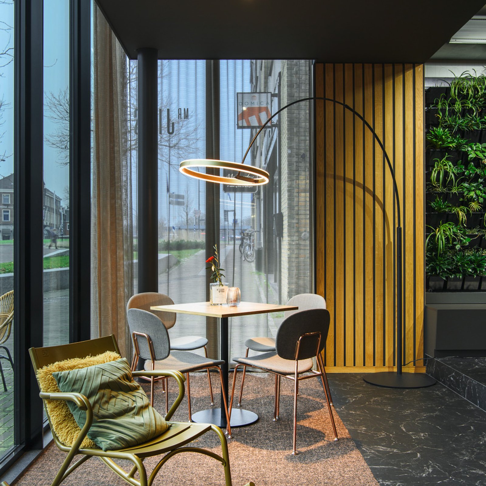 One Bow Floor Lamp 2700/3000K Black/Brass - SLV