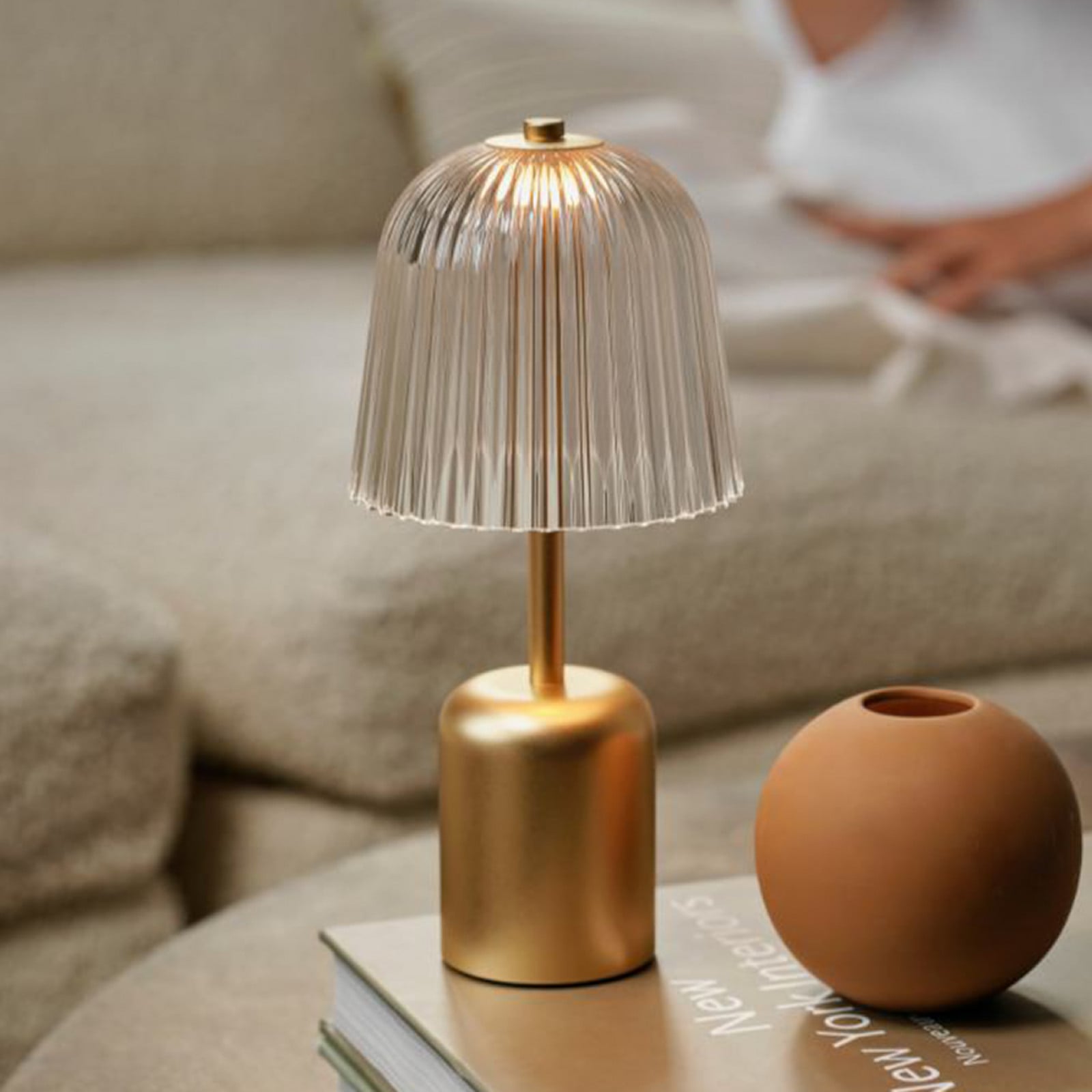 Asteea LED-batteridrevet bordlampe i messingfarve, højde 27 cm Nuura Aps - Terrasse - Moderne - Metal - Med skærm
