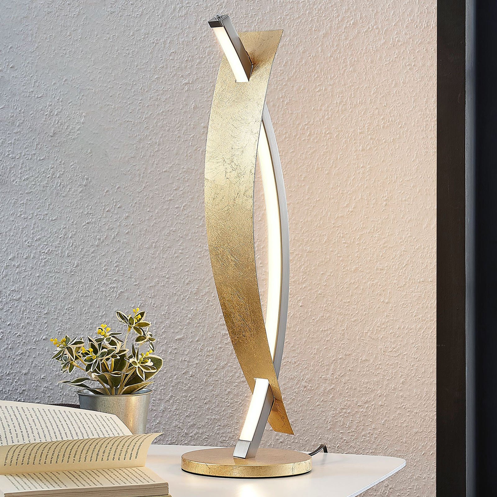 Lámpara de mesa LED Marija, elegante diseño dorado