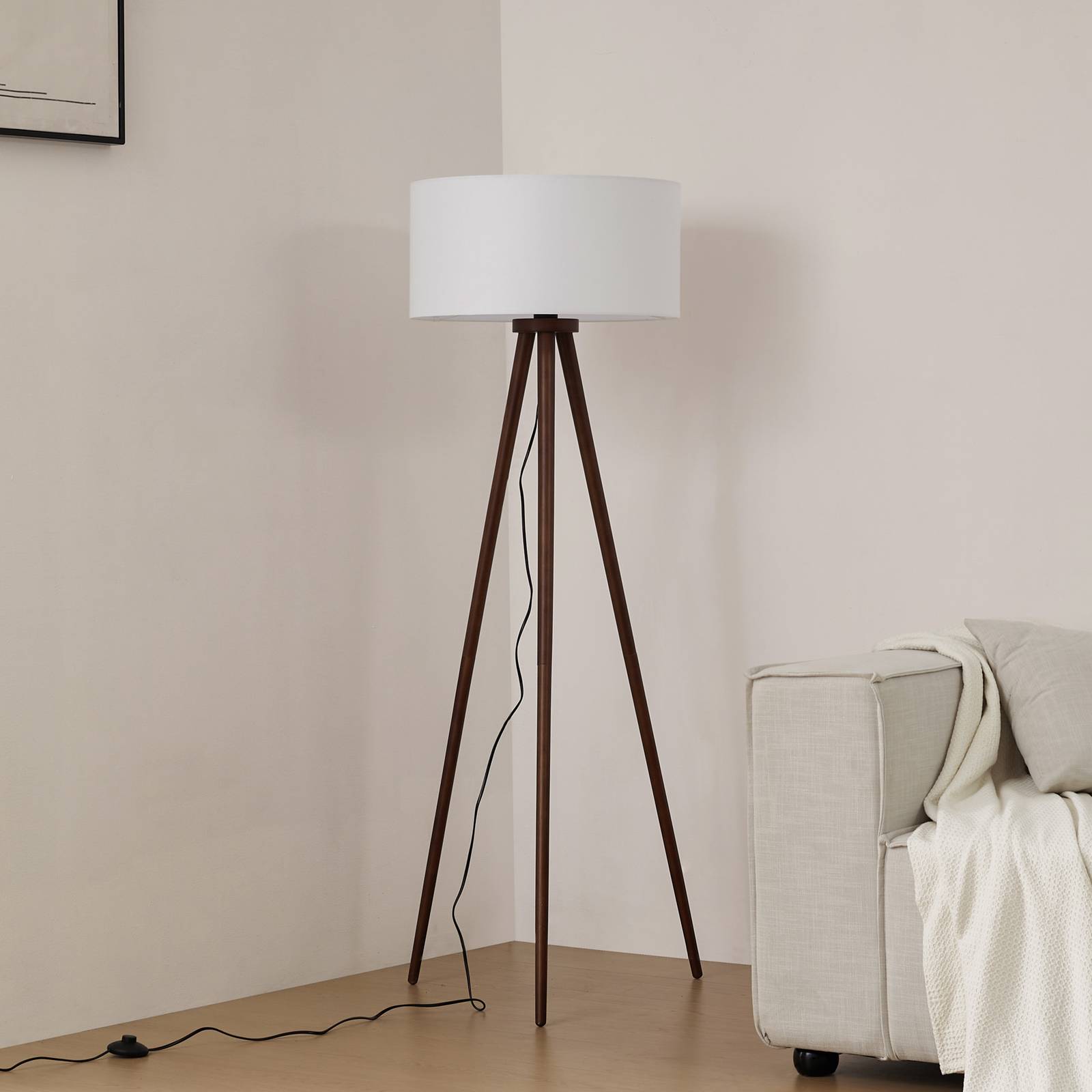 Lindby Lampa stojąca Charlia, biała, drewno orzechowe, wysokość 150 cm