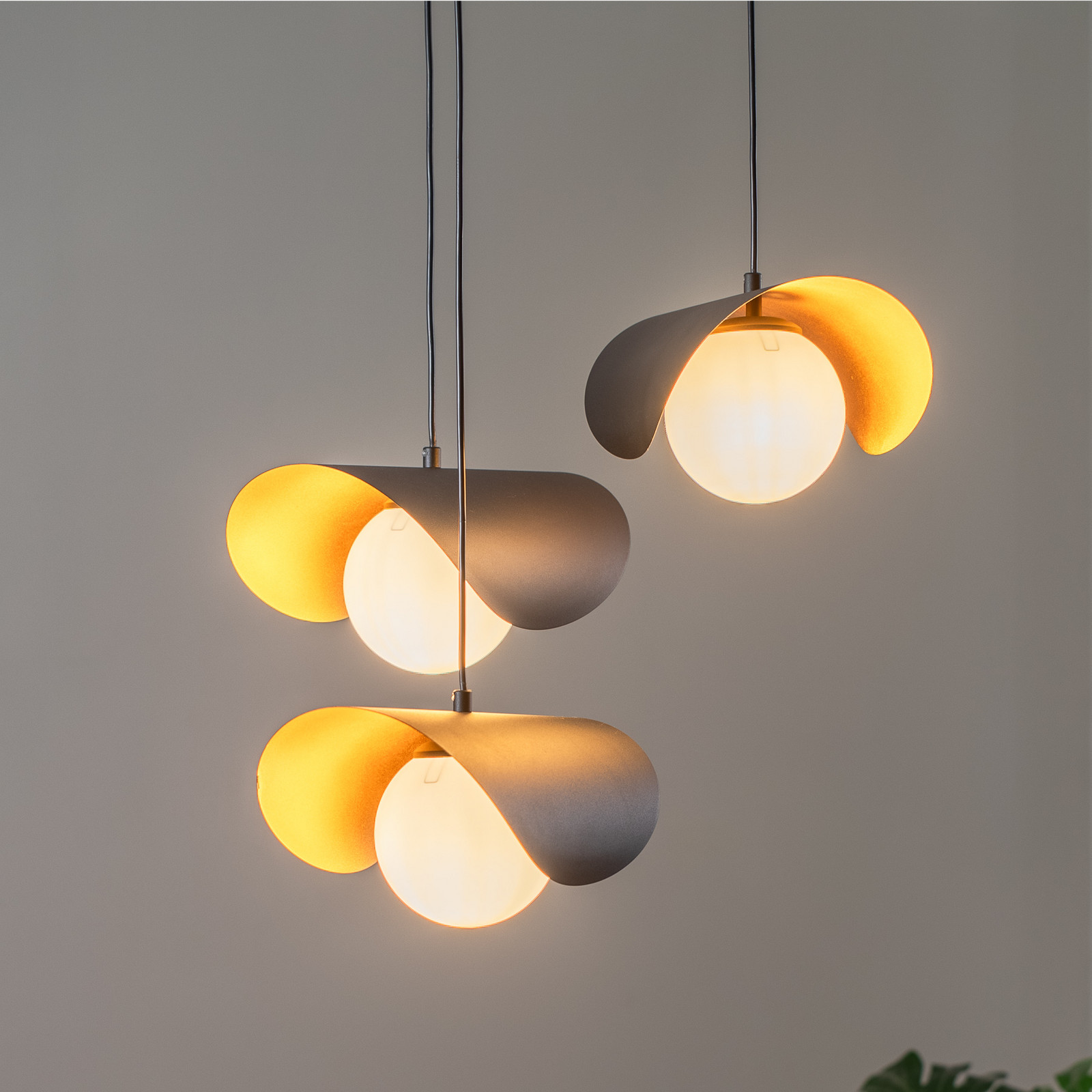 Opviq Lampă suspendată Vatoz 6142 3 becuri Rondell negru opal sticlă - Camera de zi / sufragerie - modern - negru alb opal - Metal