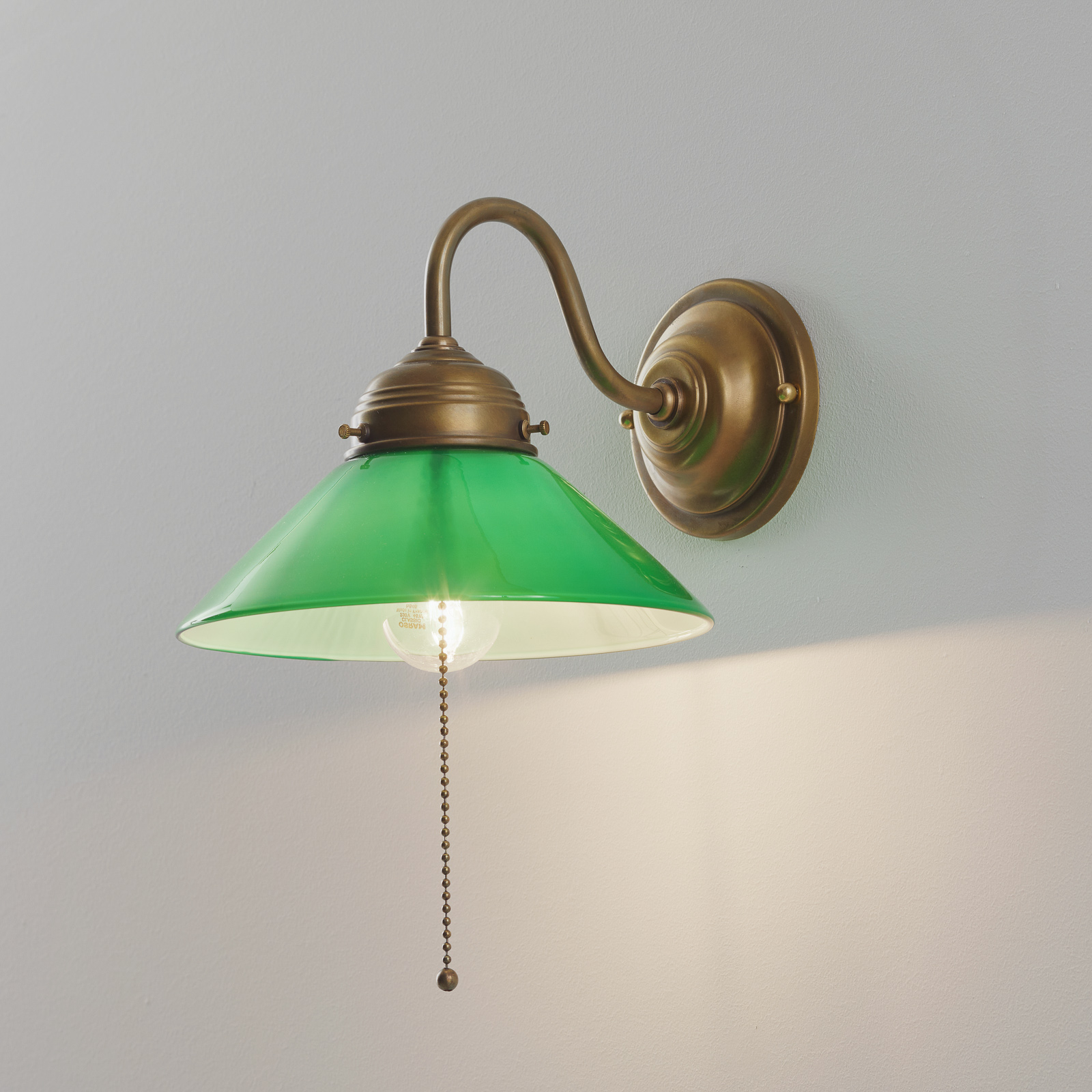 Væglampen KONRAD med grøn lampeskærm