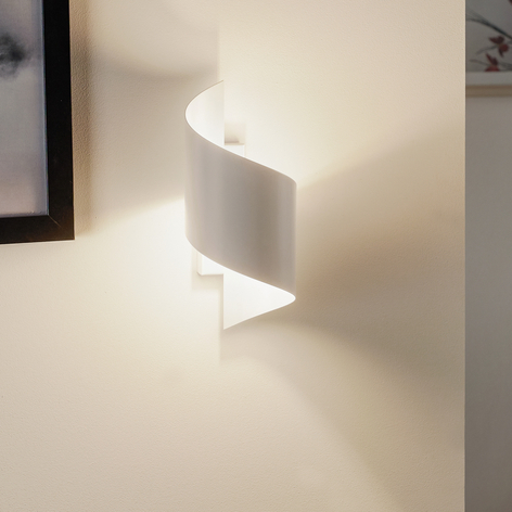 Vägglampa Spiner i spiralform av stål, vit