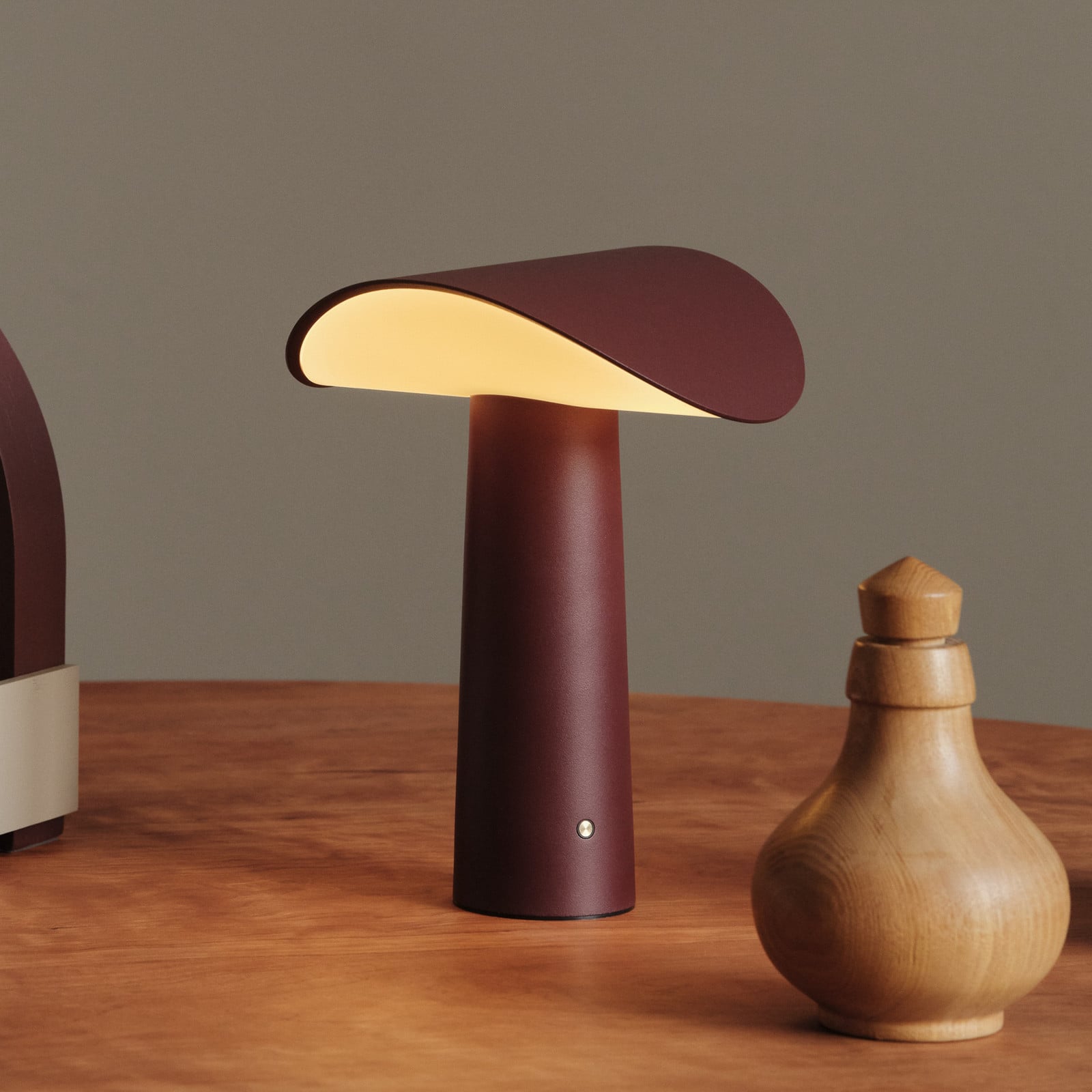 Lium LED-batteridrevet bordlampe, bordeauxrød, 2.700 K GEJST - Stue - Moderne - Aluminium - Med én lyskilde