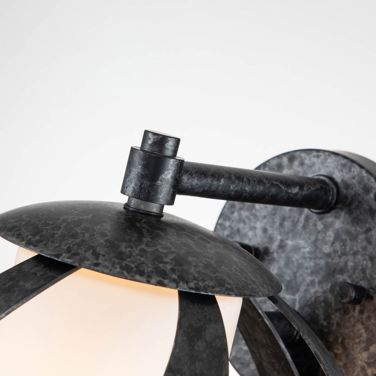 Nástenné svetlo Blacksmith, čierna/biela, 1-pl., IP44 – Elstead