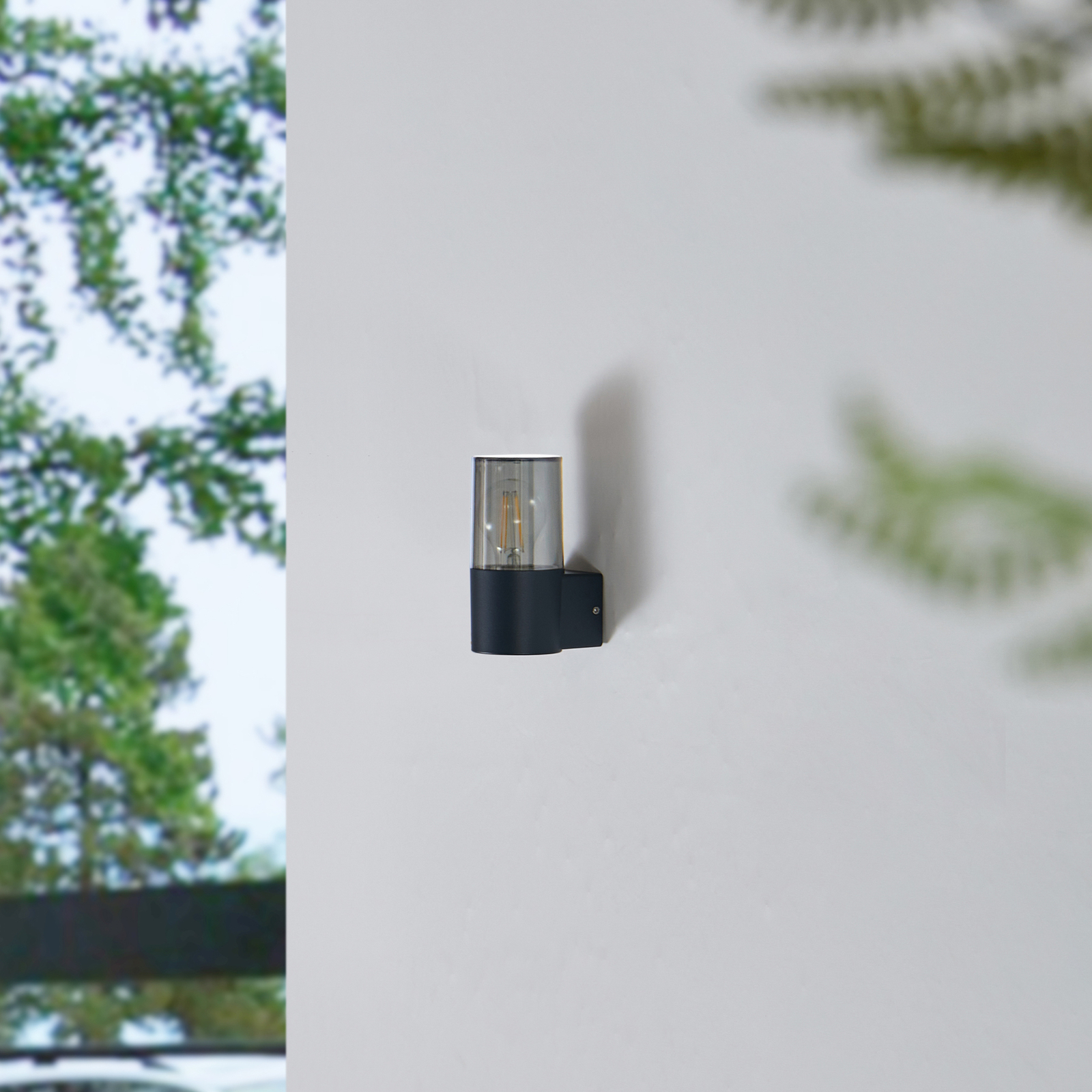 Lindby utendørs vegglampe Heulo, Ø 8 cm, røykgrå, aluminium