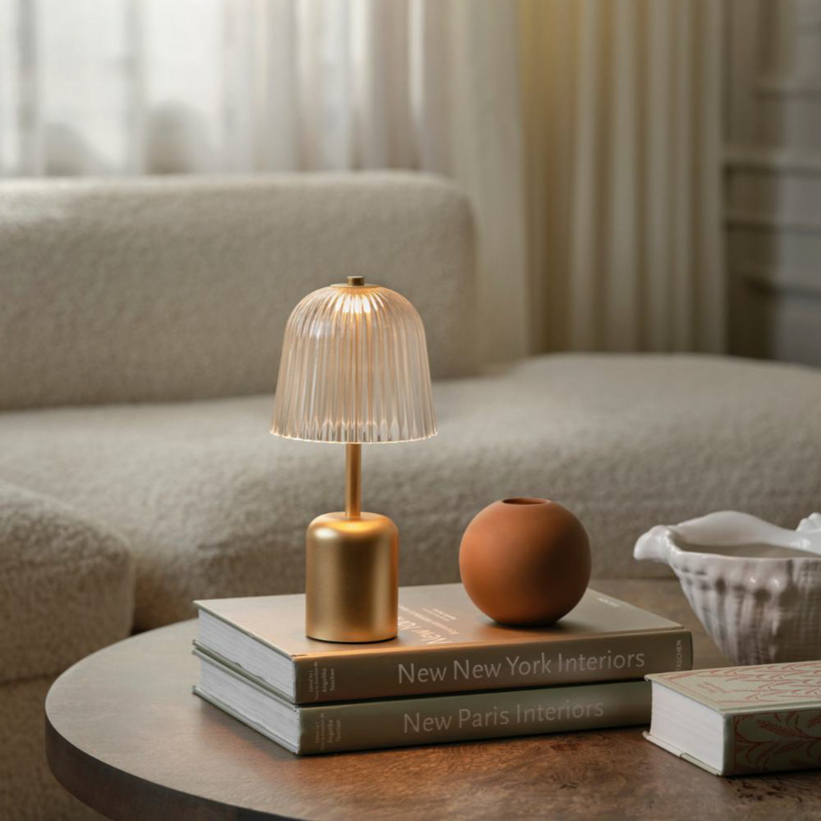 Nuura stolová LED lampa na batérie Asteea, mosadzová farba, výška 27 cm