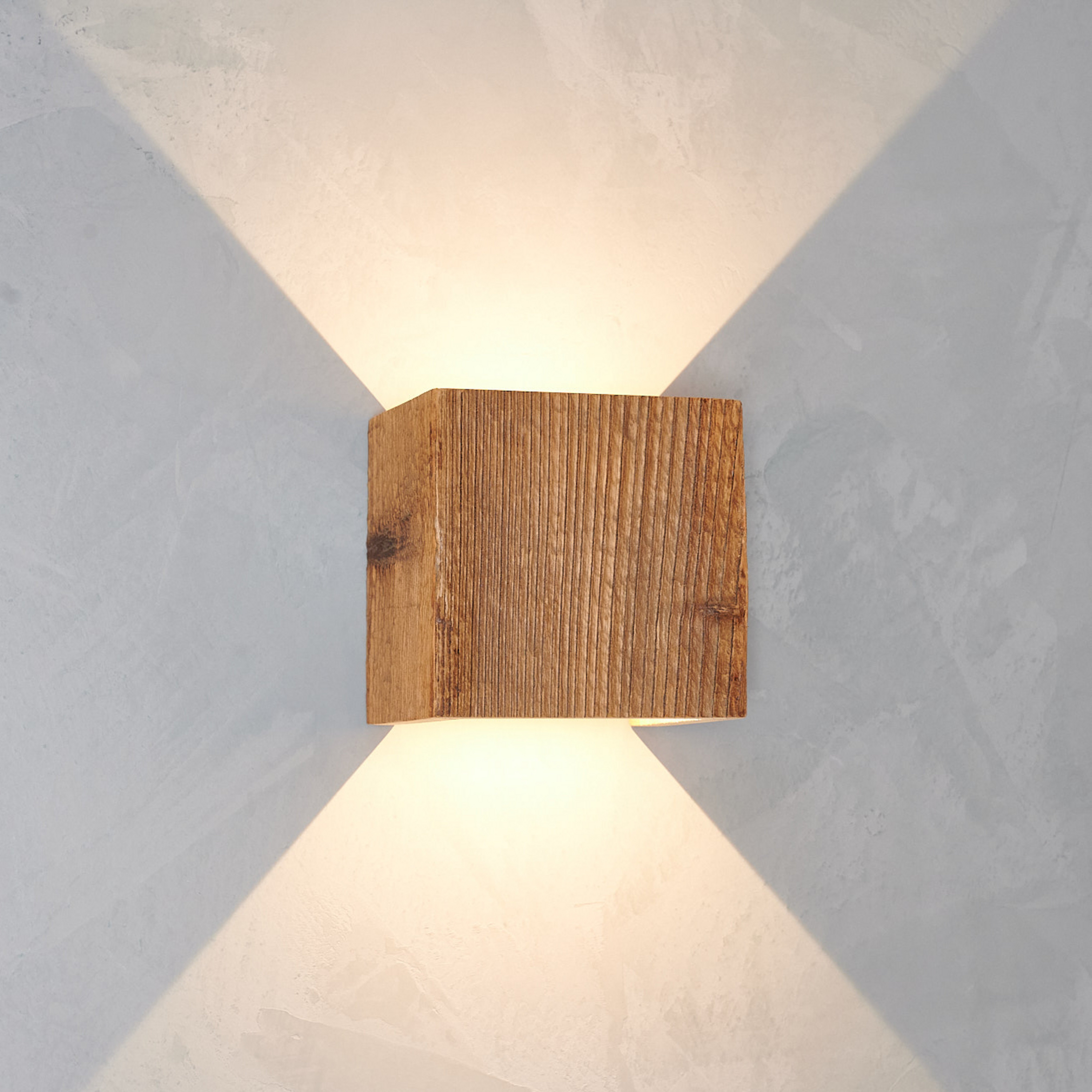 LeuchtNatur Cubus LED outdoor wall lamp, reclaimed wood