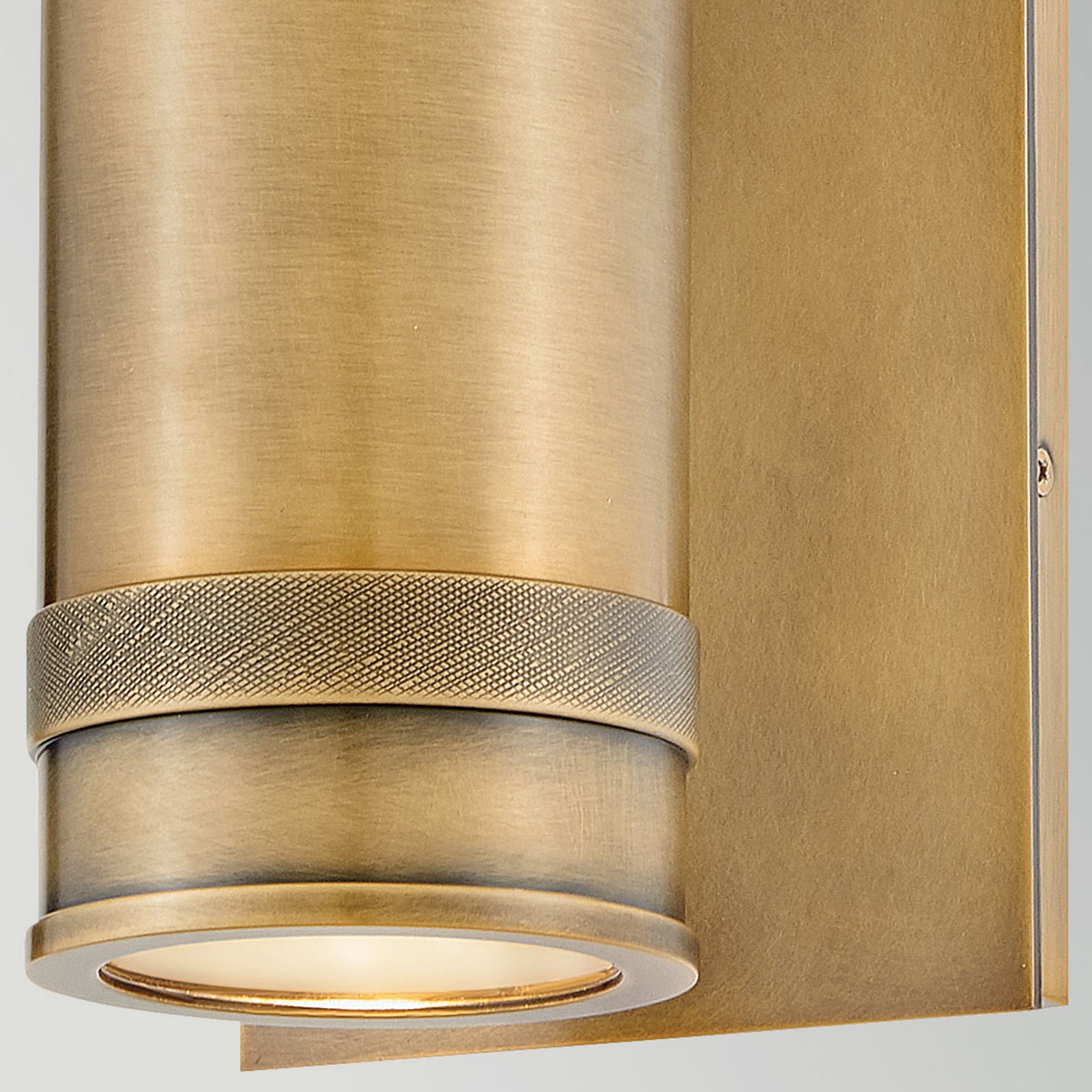 Candeeiro de parede exterior Pratt, latão envelhecido, 48 cm, 2 lâmpadas, IP44 Candeeiro de parede exterior Pratt, latão envelhecido, 48 cm, 2 lâmpadas, IP44