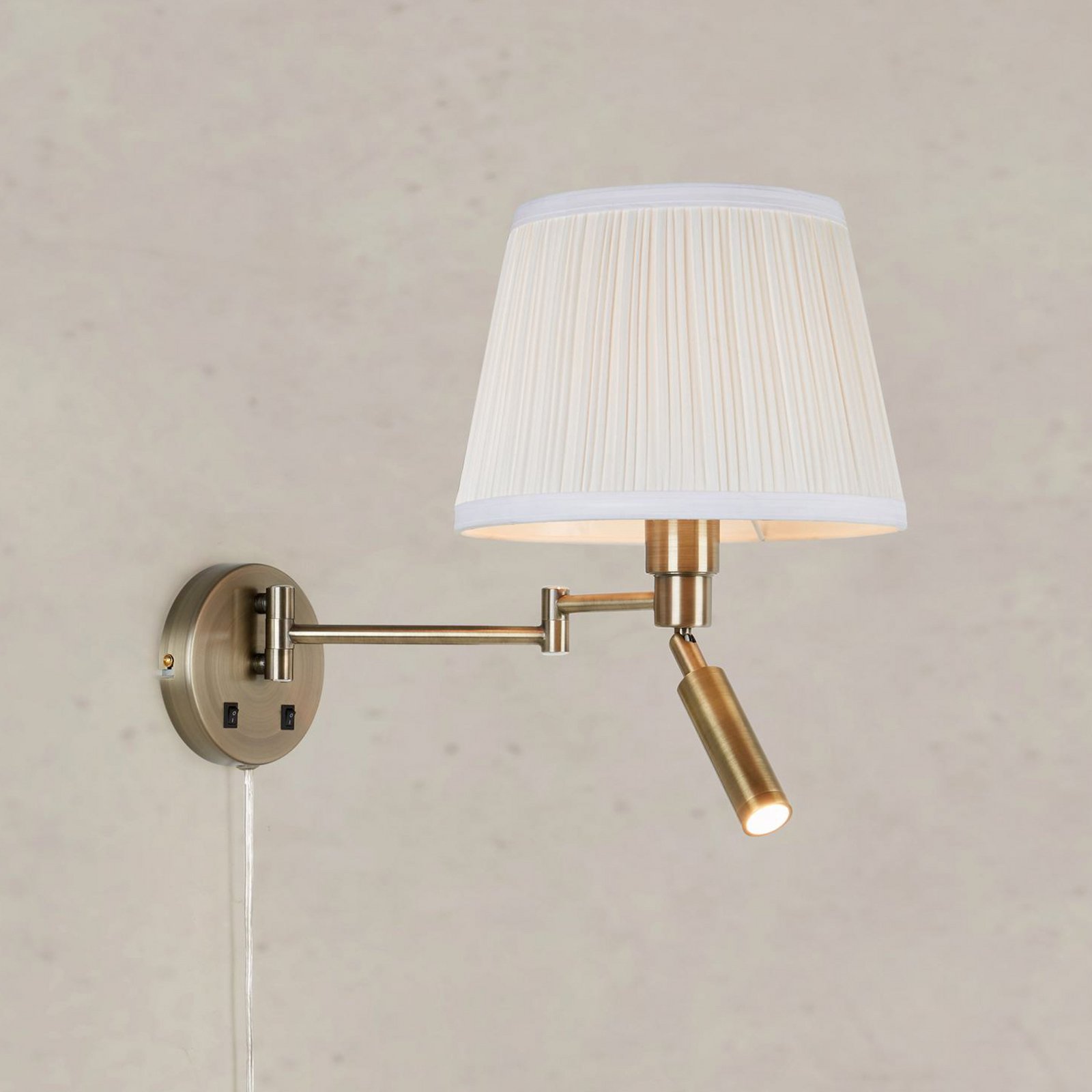 Vegglampe Pivot, naturhvit/messingfarget, 43 cm, 2 lyskilder.